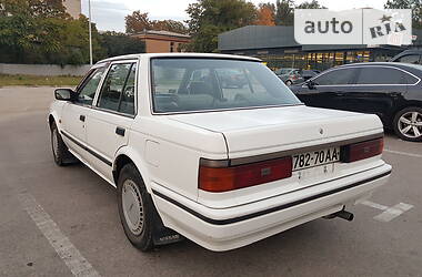 Седан Nissan Bluebird 1988 в Дніпрі