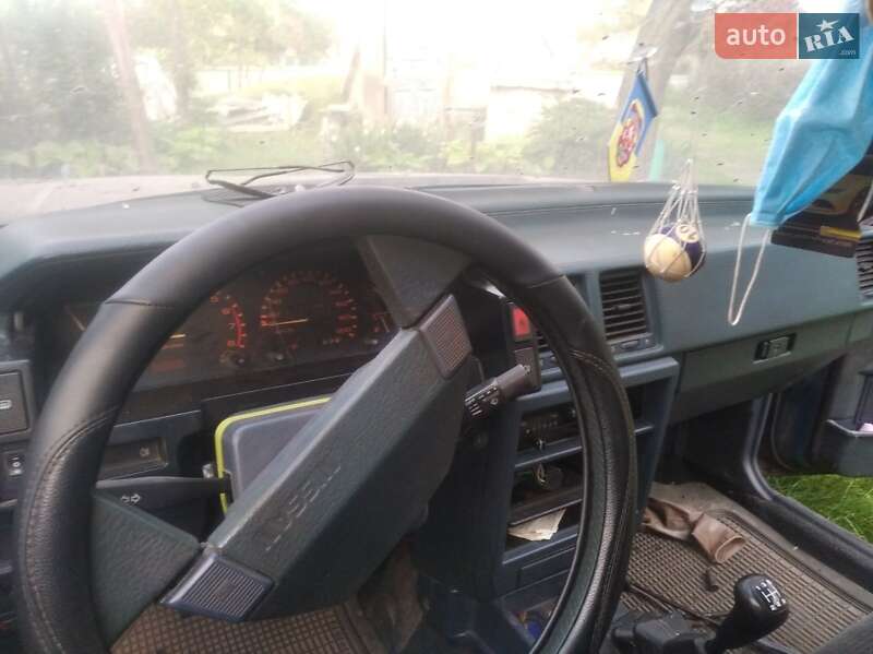 Седан Nissan Bluebird 1987 в Миронівці