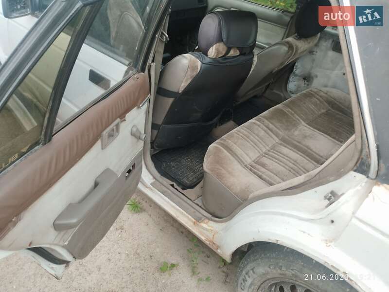 Седан Nissan Bluebird 1984 в Запоріжжі
