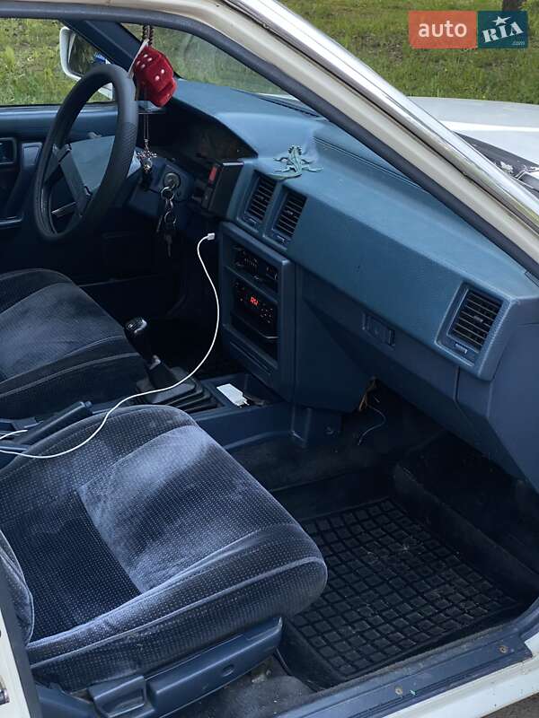 Седан Nissan Bluebird 1987 в Ужгороді