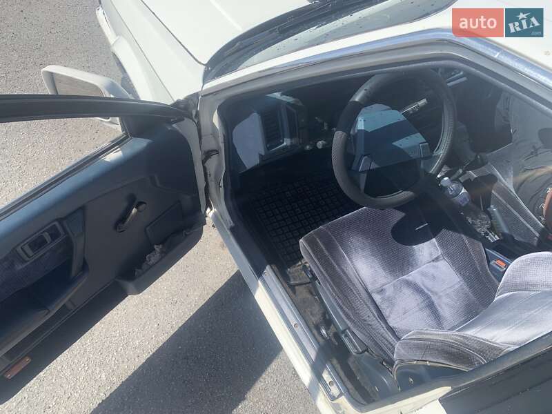 Седан Nissan Bluebird 1987 в Ужгороді