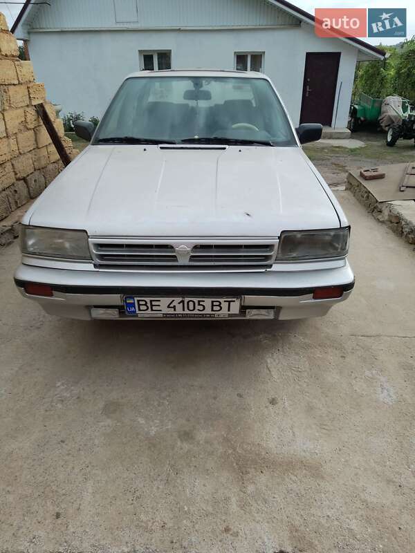 Седан Nissan Bluebird 1988 в Первомайске