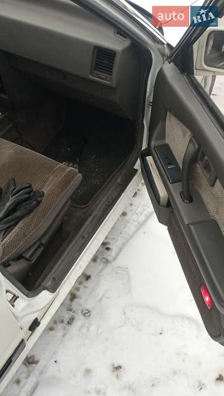 Седан Nissan Bluebird 1988 в Ужгороде