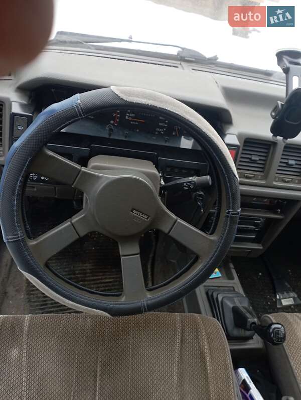 Седан Nissan Bluebird 1988 в Ужгороде