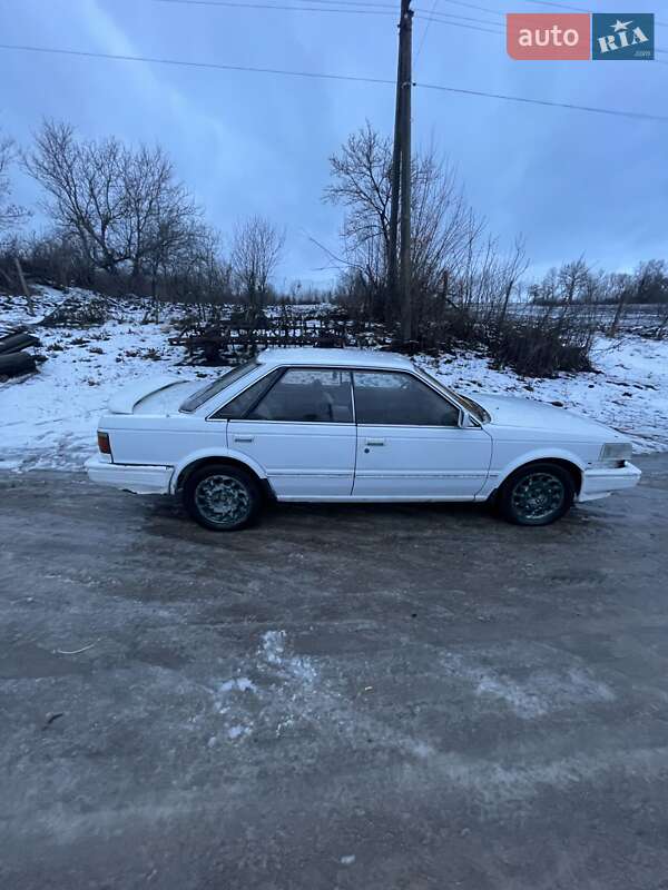 Седан Nissan Bluebird 1986 в Липовці
