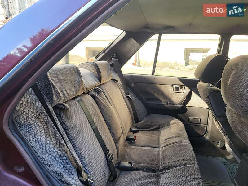 Седан Nissan Bluebird 1990 в Львові