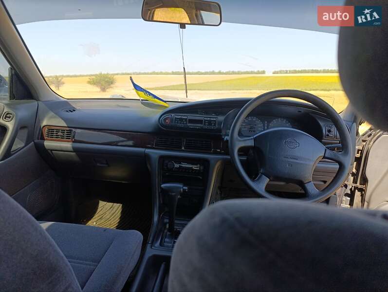 Седан Nissan Bluebird 1992 в Роздільній