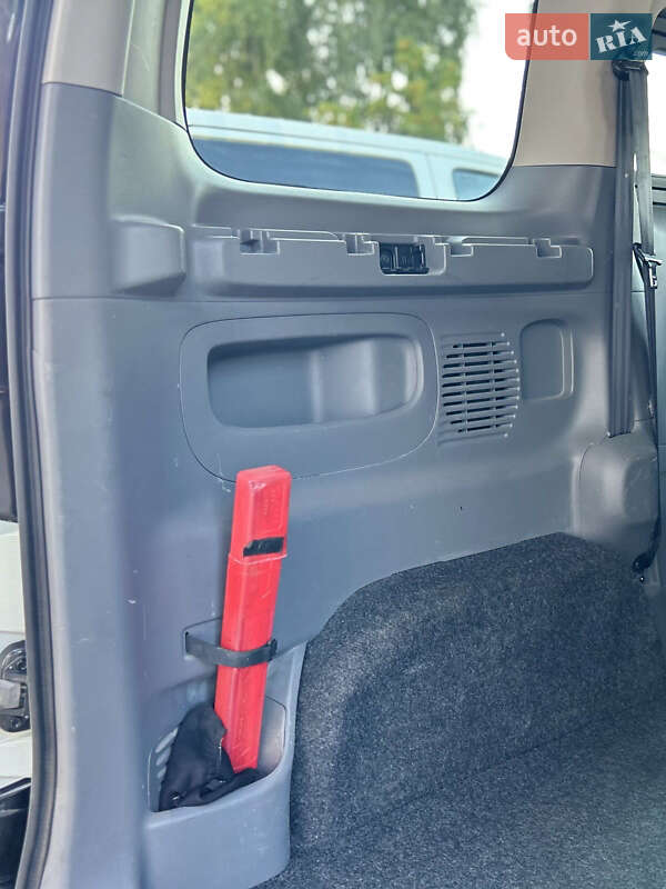 Мінівен Nissan e-NV200 2015 в Мурованих Курилівцях