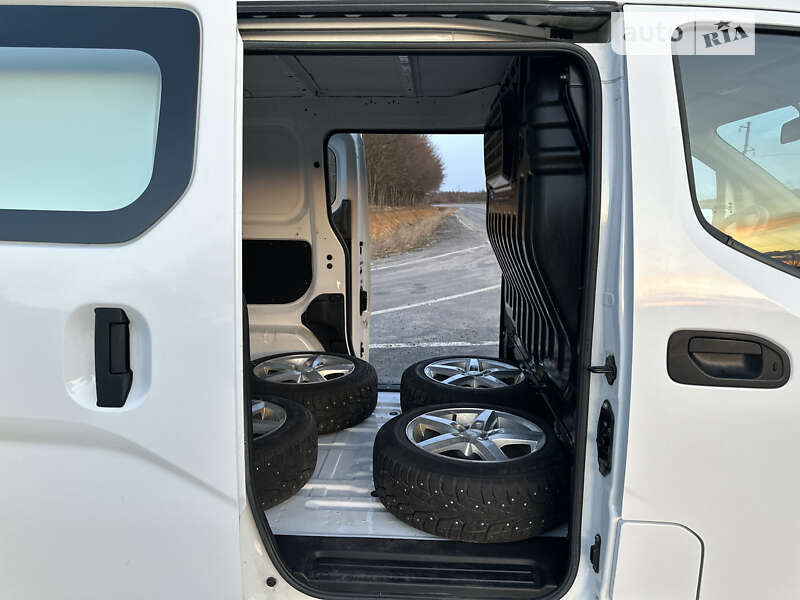 Вантажний фургон Nissan e-NV200 2017 в Тернополі