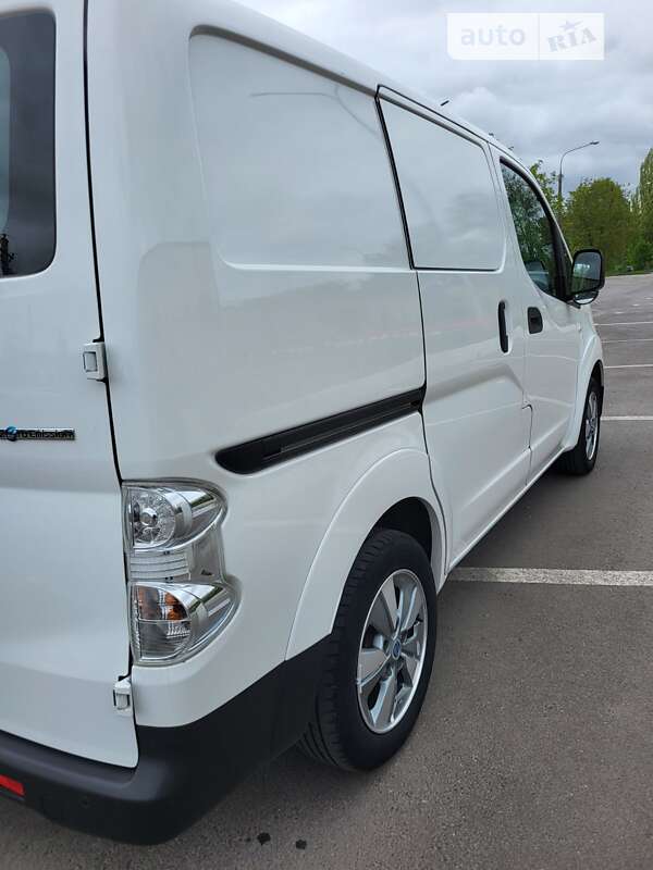 Грузовой фургон Nissan e-NV200 2017 в Запорожье