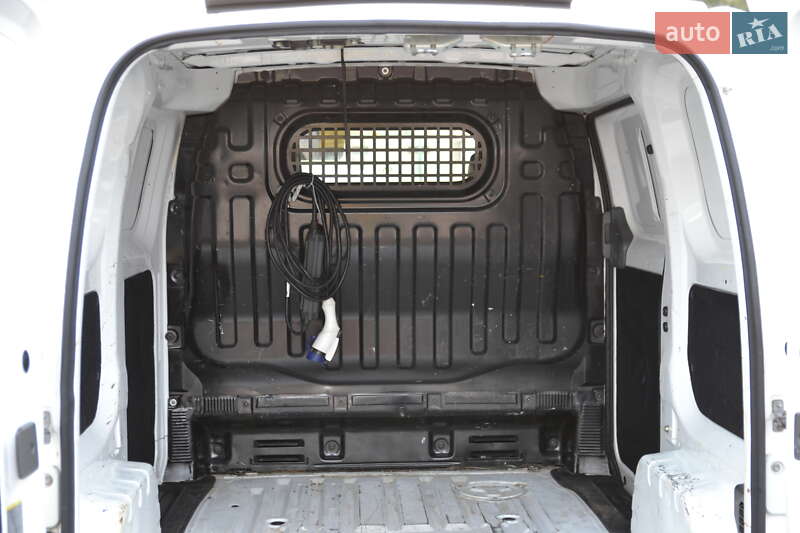 Вантажний фургон Nissan e-NV200 2015 в Луцьку