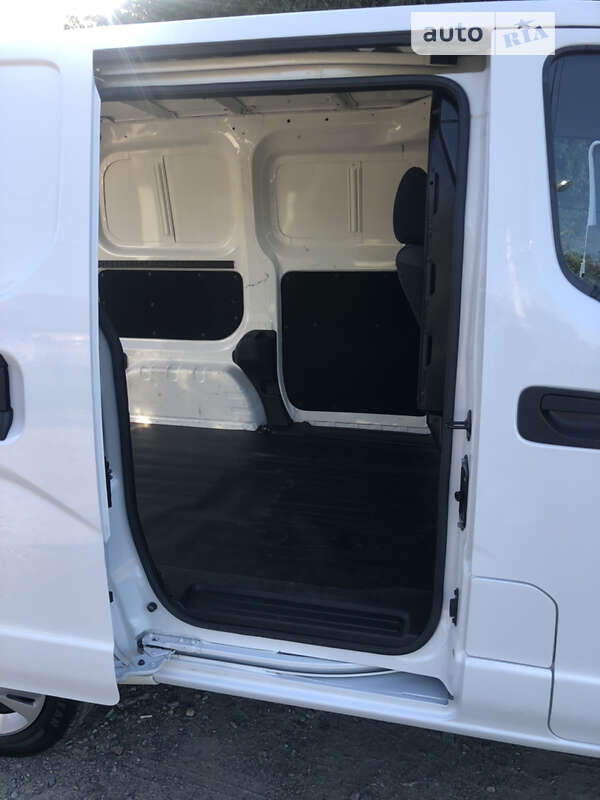 Вантажний фургон Nissan e-NV200 2016 в Вінниці