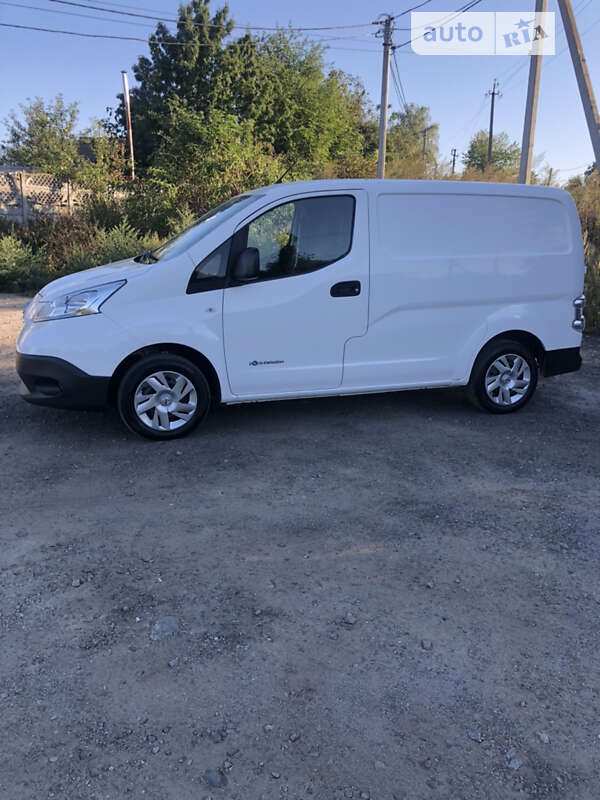 Вантажний фургон Nissan e-NV200 2016 в Вінниці