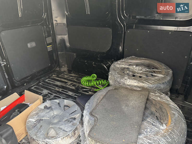 Вантажний фургон Nissan e-NV200 2015 в Тернополі