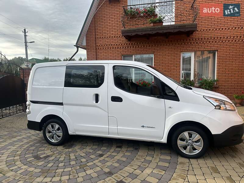 Грузовой фургон Nissan e-NV200 2018 в Хмельницком