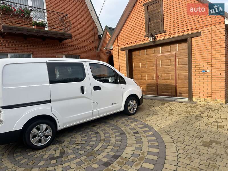 Грузовой фургон Nissan e-NV200 2018 в Хмельницком
