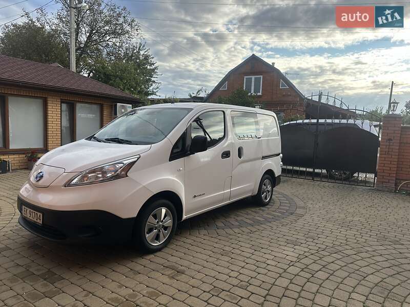 Грузовой фургон Nissan e-NV200 2018 в Хмельницком
