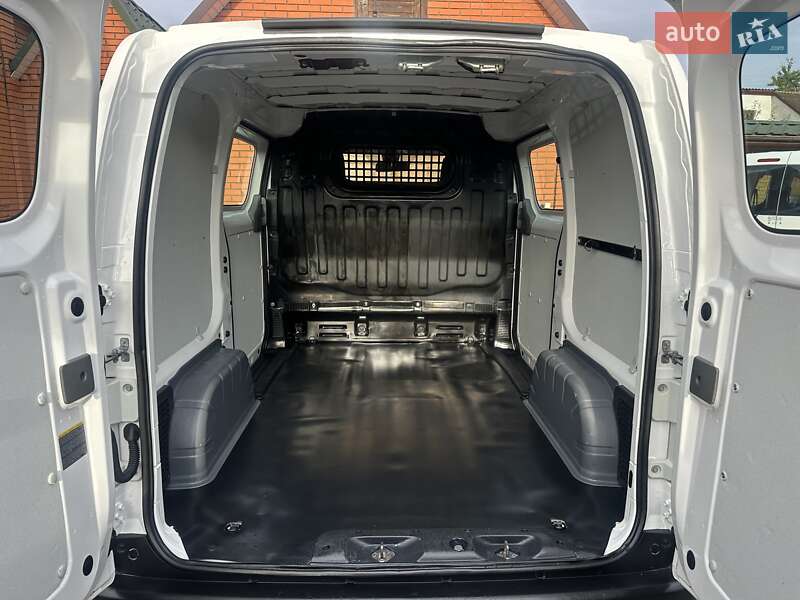 Грузовой фургон Nissan e-NV200 2018 в Хмельницком