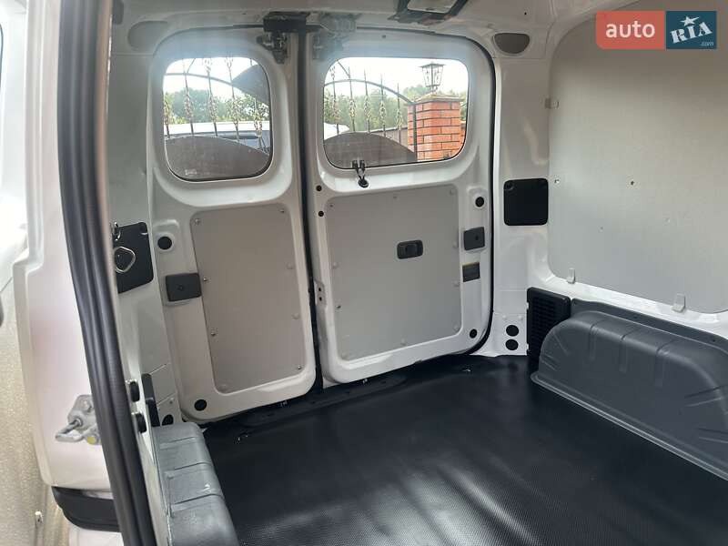 Грузовой фургон Nissan e-NV200 2018 в Хмельницком