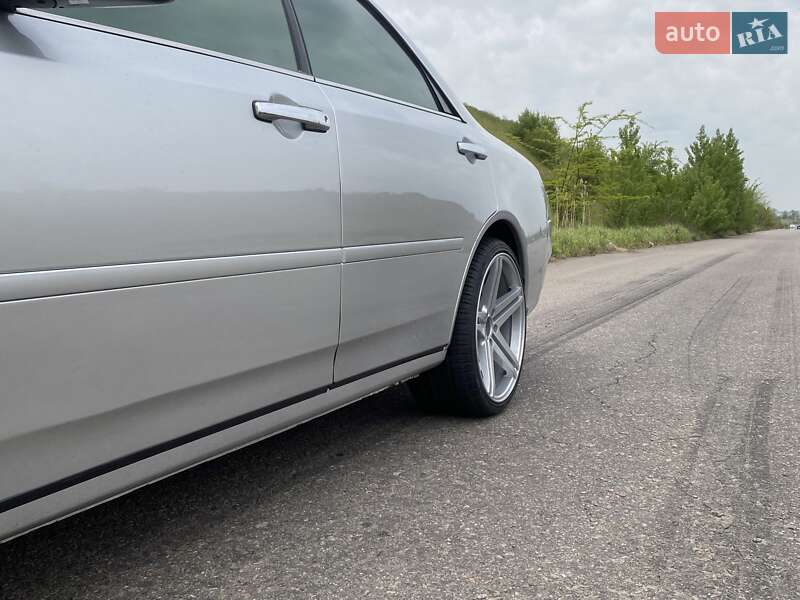 Седан Nissan Gloria 2000 в Авангарде