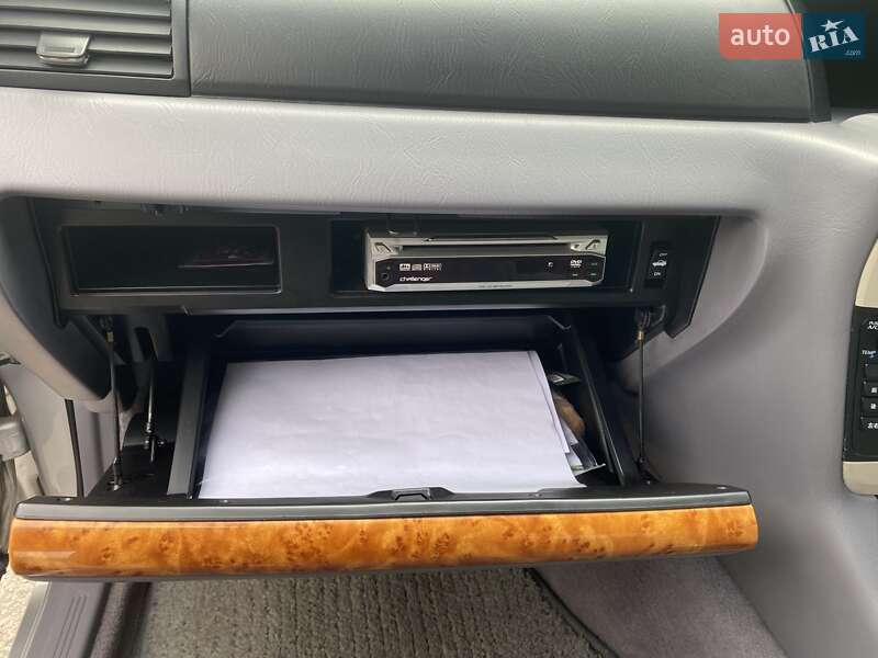 Седан Nissan Gloria 2000 в Авангарде