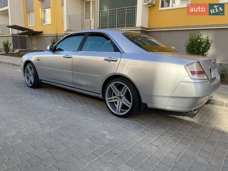 Седан Nissan Gloria 2000 в Авангарде
