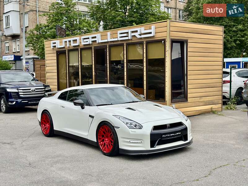 Купе Nissan GT-R 2013 в Києві