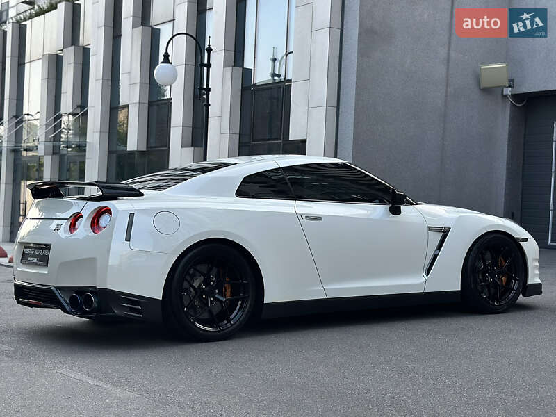 Купе Nissan GT-R 2013 в Києві
