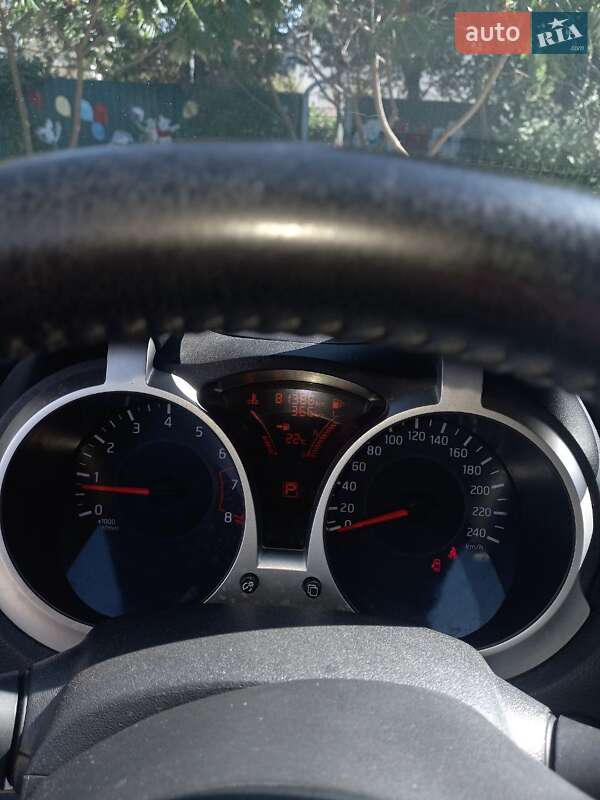 Внедорожник / Кроссовер Nissan Juke 2016 в Синельниково