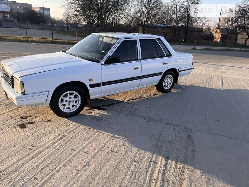 Седан Nissan Laurel 1988 в Тальному