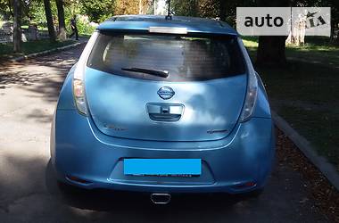 Хэтчбек Nissan Leaf 2015 в Синельниково