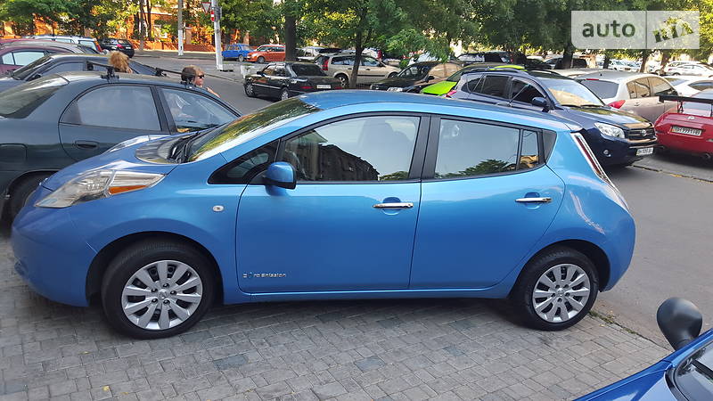 Хетчбек Nissan Leaf 2013 в 