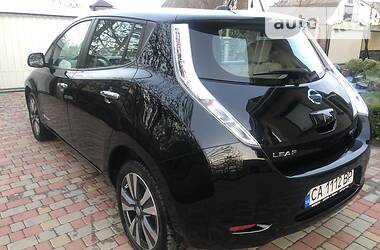 Хетчбек Nissan Leaf 2015 в 