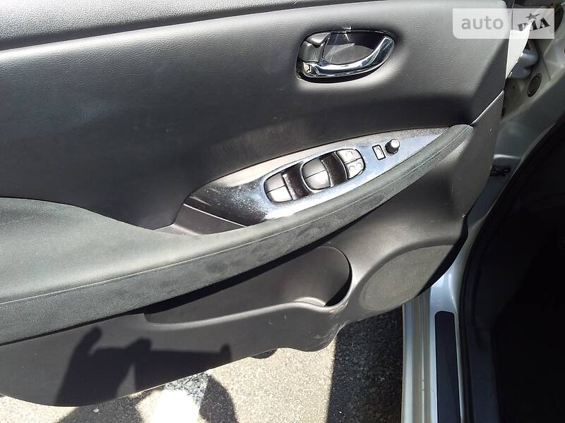 Хетчбек Nissan Leaf 2013 в Дніпрі