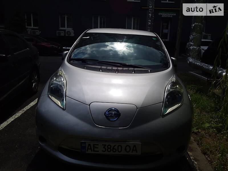 Хетчбек Nissan Leaf 2013 в Дніпрі