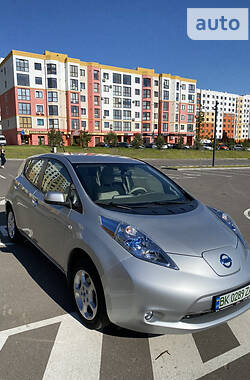 Хэтчбек Nissan Leaf 2011 в Ровно