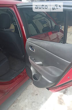 Хэтчбек Nissan Leaf 2014 в 
