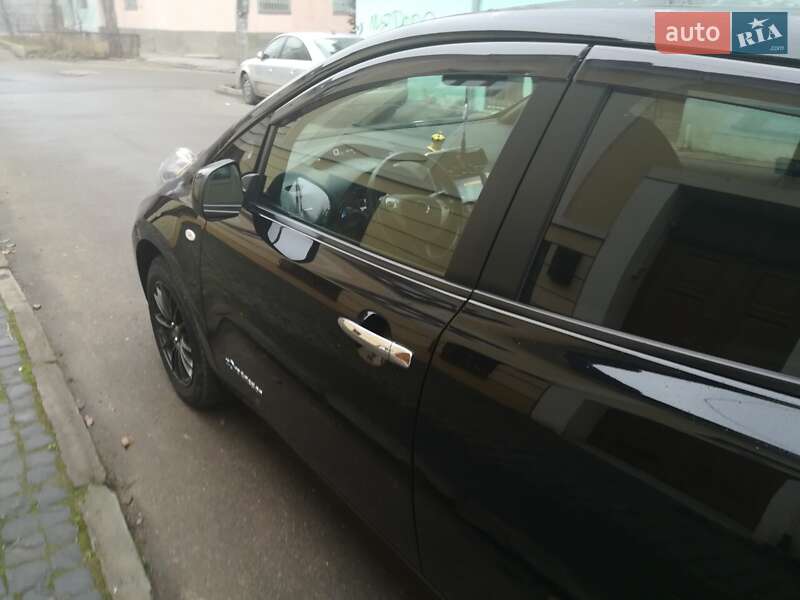 Хетчбек Nissan Leaf 2013 в Чернівцях