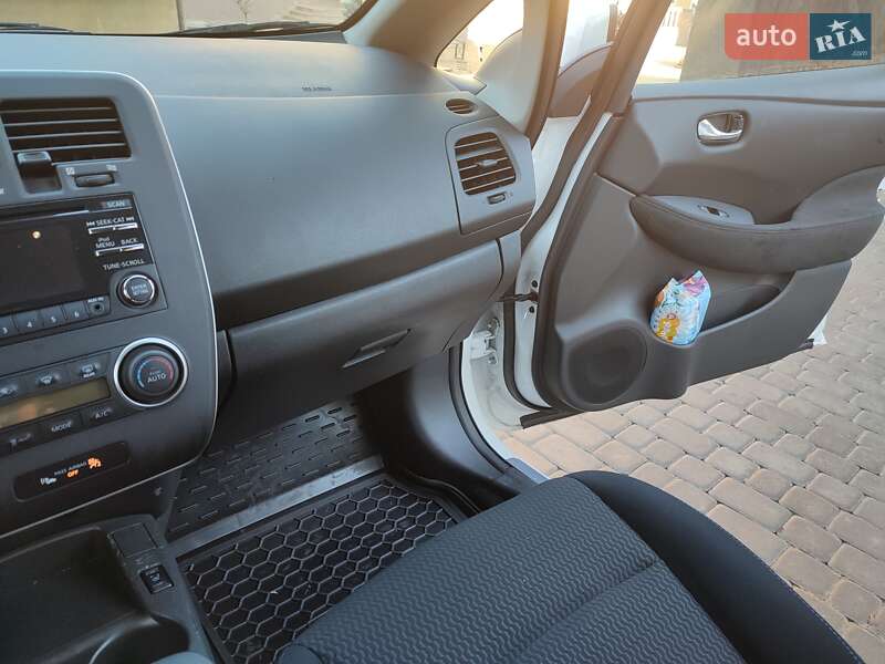 Хетчбек Nissan Leaf 2015 в Чернівцях