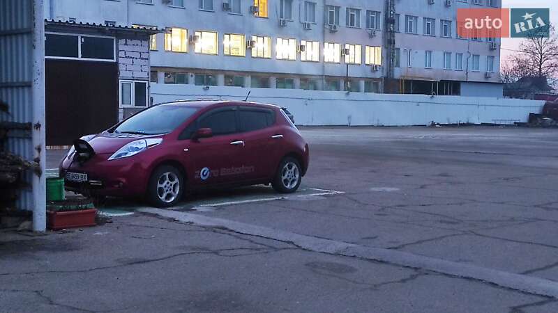 Хэтчбек Nissan Leaf 2011 в Николаеве