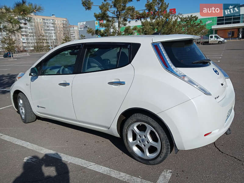 Хэтчбек Nissan Leaf 2013 в Николаеве