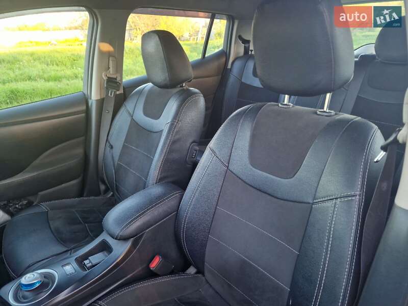 Хетчбек Nissan Leaf 2015 в Дніпрі