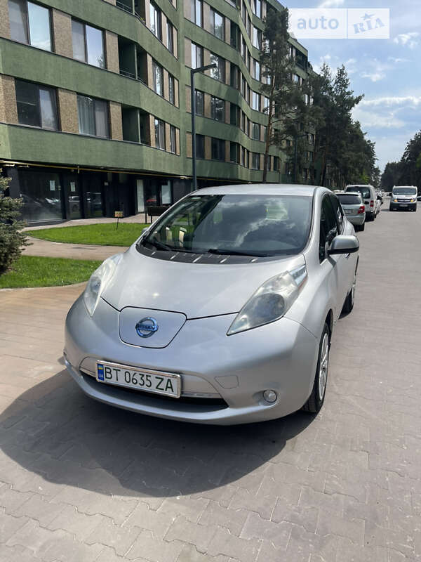 Хэтчбек Nissan Leaf 2013 в 