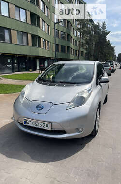 Хэтчбек Nissan Leaf 2013 в 