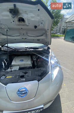 Хетчбек Nissan Leaf 2014 в 