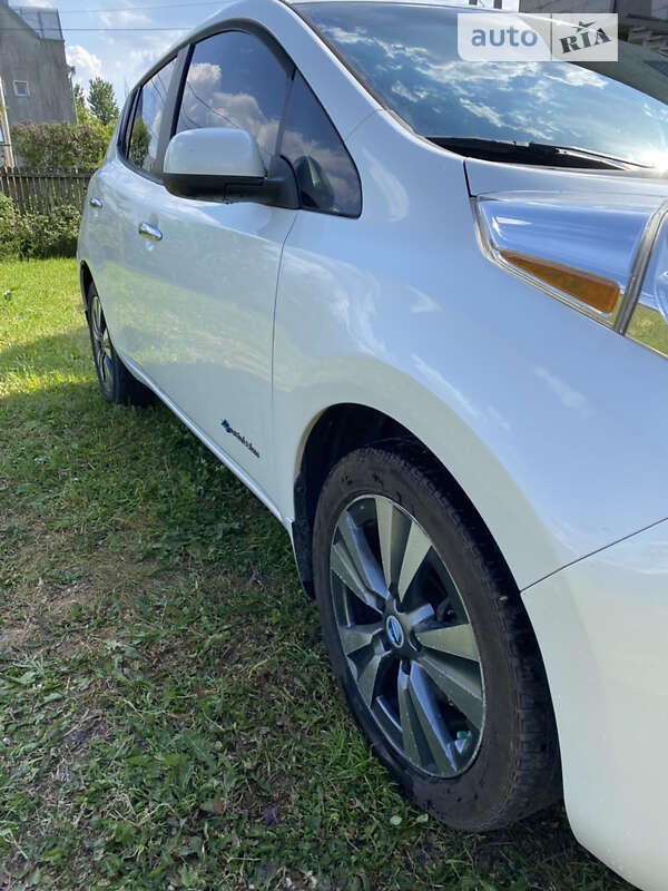 Хэтчбек Nissan Leaf 2013 в Буске