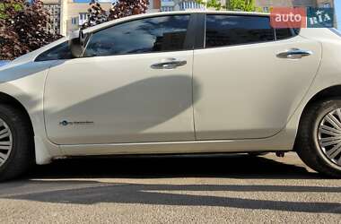 Хэтчбек Nissan Leaf 2015 в 