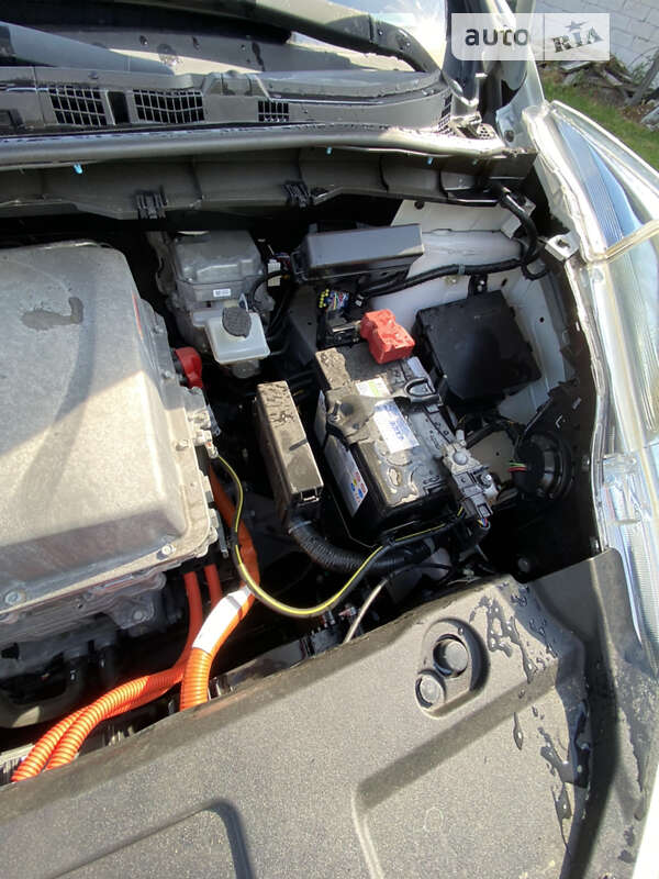 Хэтчбек Nissan Leaf 2013 в Буске
