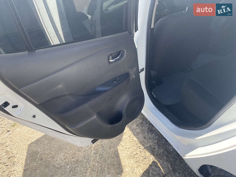 Хэтчбек Nissan Leaf 2015 в Березовке