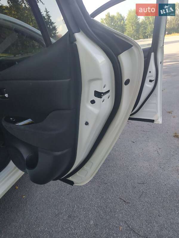 Хетчбек Nissan Leaf 2013 в Житомирі